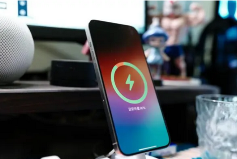 红河苹果15换屏服务分享用什么充电器给iPhone15充电更好 